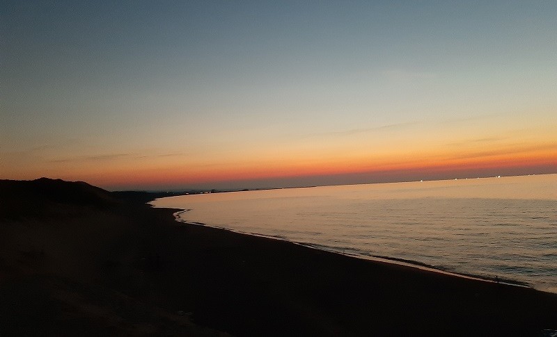 鳥取砂丘に沈む夕日の画像